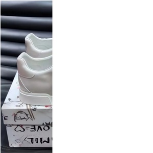 Baskets basses en cuir blanc, chaussures décontractées unisexe avec logo embossé, chaussures de skate classiques entièrement blanches - Product Image 1