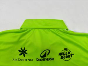 Polo deportivo personalizado 21k sublimado, de malla de secado rápido, color fluorescente, para maratón, correr y trabajo, con tecnología Dry Fit. - Product Image 4