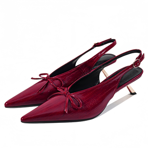 Escarpins pour femmes à talons fins dorés, à bout pointu, à découpe arrière, style slingback, avec nœud sur le devant - Product Image 1
