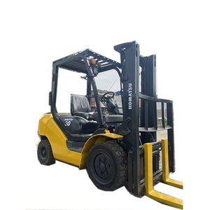 Mini chariot élévateur Komatsu de 3 tonnes avec pince ronde peint à l'origine petit chariot élévateur diesel Komatsu 25 30 d'occasion à vendre - Product Image 1