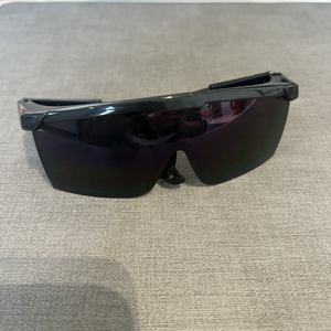 نظارات السلامة من الكمبيوتر الصناعي المضاد بالأشعة البنفسجية في الصين ، نظارات حماية بلاستيكية مرنة مضادة للانزلاق لحجب ضوء الأشعة تحت البنفسجية والليزر - Product Image 2