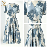 Fabricant chinois de vêtements féminins haut de gamme, vente en gros de jupes de plage plissées, jupes imprimées, jupes longues à col en V, directement de l'usine