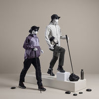 Mannequin de randonnée athlétique en FRP avec base métallique, mannequin de corps entier pour vêtements de trekking, idéal pour la présentation en vitrine de vêtements d'extérieur