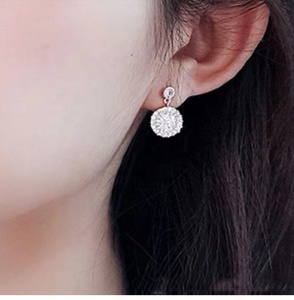 Pendientes redondos de Plata de Ley 925, con diamantes de moissanita y flores - Product Image 4