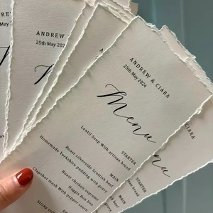 Cartes d'invitation de mariage personnalisées imprimées Vanille, bord déchiré, style vintage, faites à la main, en carton journalier, avec logo estampé or en relief - Product Image 2