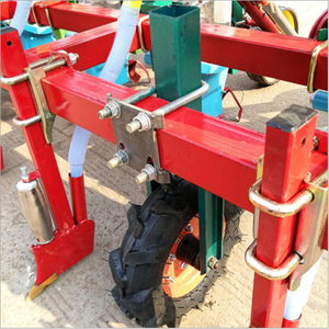 Plantador de maíz suspendido, tractor de cuatro ruedas con aplicador de fertilizante - Product Image 2