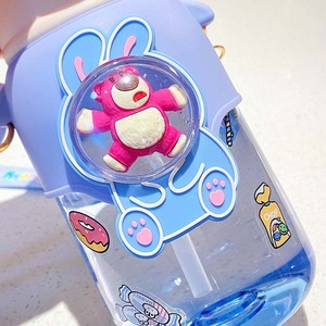 Tasse à eau en plastique pour enfants étudiant début été filles mignon sangle diagonale fraise ours fraise paille tasse à eau - Product Image 3