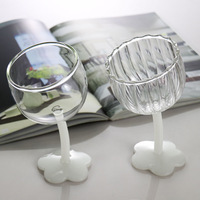 Verres à pied en verre de fleur peints à la main tordus gobelet en verre à vin côtelé nordique avec tige colorée pour la salle à manger de bar à la maison