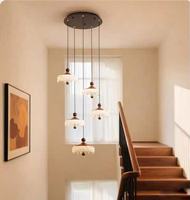 Lustre minimaliste pour escalier de villa duplex avec plafond haut, lampe suspendue en noyer pour escalier de grenier.
