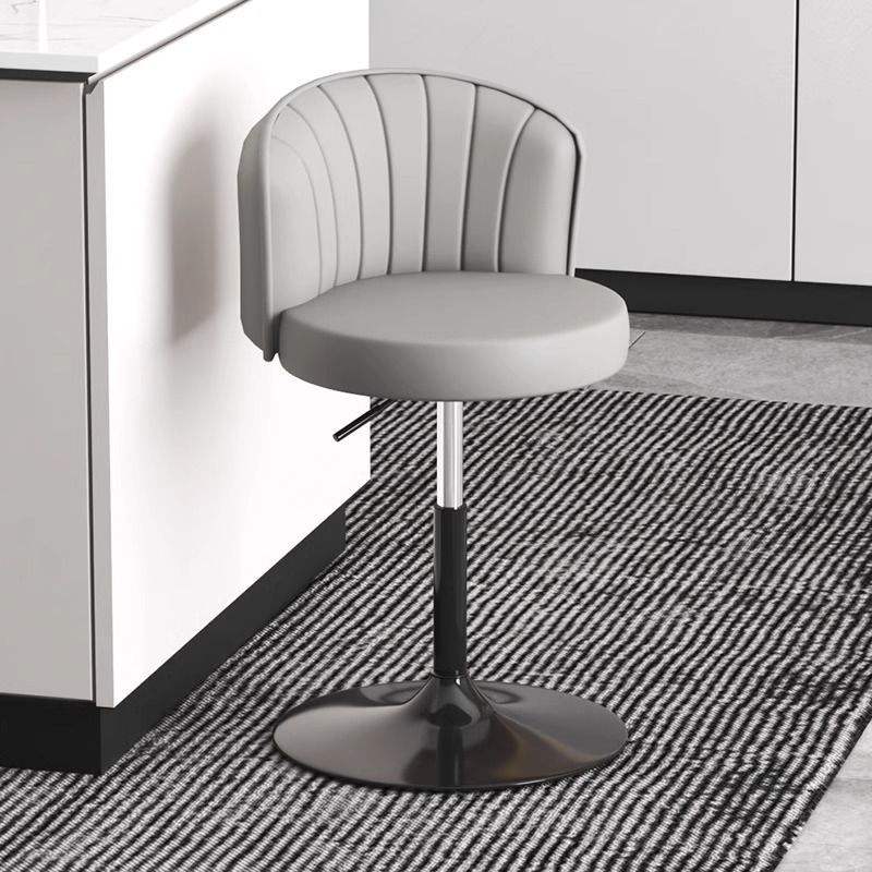 Cadre discret, peint en noir, gris clair