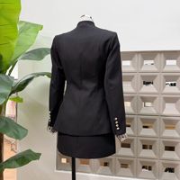 Collection Automne 2026 Luxe Léger : Ensemble Deux Pièces Amincissant avec Veste à Nœud à la Taille et Jupe Mi-longue Moulante