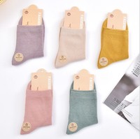 Chaussettes décontractées en coton pur tricotées avec logo, longueur ras du cou, absorbantes, polyvalentes, couleur bonbon, style preppy pour femme, collection automne-hiver