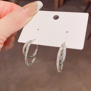 Pendientes de aro de doble capa con micro pavé de moissanita VVS GRA, modernos y sencillos, de cobre con relleno de oro de 14K, joyería duradera para mujer. - Product Image 6