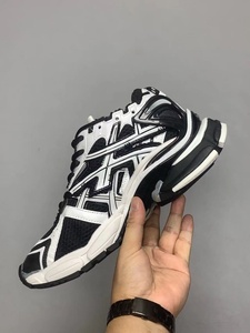 Baskets respirantes tendance avec boîte d'origine, chaussures de marche décontractées de créateur pour le dropshipping, idéales pour les passionnés de sport et les coureurs - Product Image 5