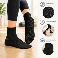 Chaussettes de yoga Studio Grip Flexibles à côtes noires, avec talon antidérapant, couverture directionnelle, construction à bout plat et maille respirante