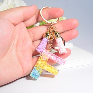 พวงกุญแจกระเป๋าและรถยนต์ ขายส่ง แฟชั่นน่ารัก พวงกุญแจโลหะตุ๊กตาขนฟู พวงกุญแจอะคริลิคพลาสติกแบบกำหนดตัวอักษรได้ - Product Image 4