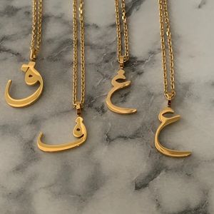 Collana Personalizzata con Iniziale Incisa per Donna, Gioiello Placcato Oro 18k, Collana con Moneta Incisa con Lettere dell'Alfabeto Arabo - Product Image 2
