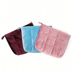 Sac de toilette personnalisé en velours suédé matelassé et rembourré pour femme, idéal pour le maquillage et les voyages - Product Image 6