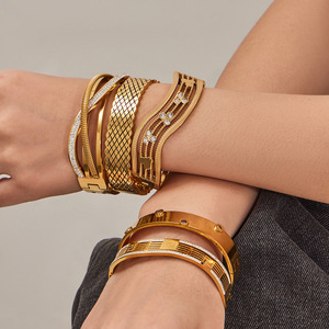 สายนาฬิกาข้อมือสแตนเลสสตีลแบบกลวง Mili Cross-Border ลาย CHARM หัวเข็มขัดเรียบง่าย ประดับเพชรซิร์คอน ชุบทองคำแท้ 18K - Product Image 4