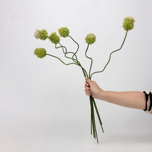 Ramo de Flores Artificiales de Alta Calidad, Hecho a Mano, con 2 Cabezas de Ajo, Ramas de Hojas de Plástico Suave, Mini Bayas para Boda - Product Image 3