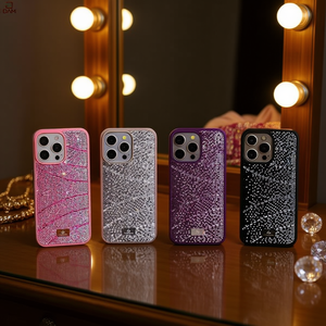 Custodia di Lusso per iPhone 11 con Diamanti in Rilievo e Glitter - Product Image 2