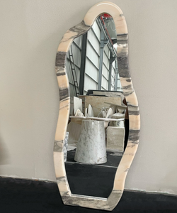 Miroir mural pleine longueur haut de gamme de forme libre irrégulière, miroir décoratif personnalisé avec <span class=keywords><strong>cadre</strong></span> en pierre ondulée, matériaux de <span class=keywords><strong>cadre</strong></span> en option - Product Image 1