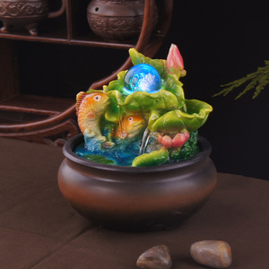 Fuente de agua decorativa de resina con peces koi para interiores, regalo para decoración del hogar u oficina. - Product Image 4