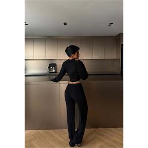 Conjunto de Punto con Detalle de Botones Negros, Tejido de Ganchillo y Patrón Estampado - Product Image 1