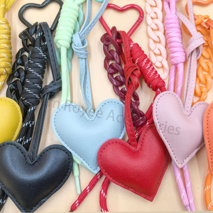 Đa-Màu Sắc PU Da Nhồi Bông Trái Tim Pendent Tình Yêu Hình Dạng Với Acrylic Chuỗi Và Nylon Dây Carabiner Thời Trang Mặt Dây Chuyền Túi Quyến Rũ - Product Image 3