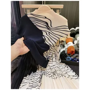 Verano nuevo traje de moda Sanzhai color a juego maíz plisado manga corta Camiseta mujer Falda plisada conjunto de dos piezas - Product Image 1