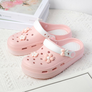 Zuecos Decorativos con Flores Blancas para Mujer, Sandalias Transpirables con Punta Abierta y Suela de EVA para Verano - Product Image 2