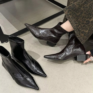 Botines Cortos de Otoño 2025 al por Mayor, con Suela Gruesa, Punta Puntiaguda y Tacón Ancho para Mujer - Product Image 1