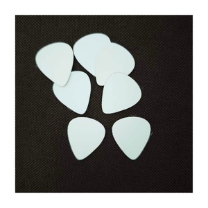 แผ่นเปล่าสำหรับทำปิ๊กกีตาร์แบบเคลือบเงาสีขาวสำหรับงานซับลิเมชั่น ขายส่ง ปิ๊กกีตาร์อะลูมิเนียมสำหรับงานซับลิเมชั่นแบบพิมพ์เองได้ - Product Image 1