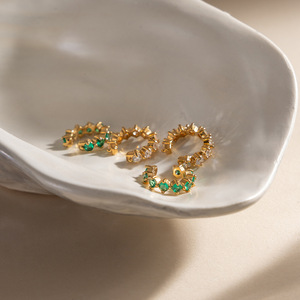 Pendientes Huggie de Oro de 18K y Acero Inoxidable con Circonita Blanca Redonda en Engaste de Garra para Uso Diario - Product Image 4