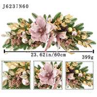 Guirlande de Noël rose à fleurs et feuilles dorées, 60 cm, avec verdure de pin et ornements pour présentation de Noël en magasin