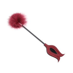 Pistolet à plumes rouges pour couples, bondage SM, pistolet à plumes pour chatouiller, disponible en gros. - Product Image 2