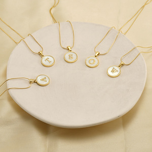 <span class=keywords><strong>Venta</strong></span> Directa <span class=keywords><strong>de</strong></span> Fábrica, Collar con Colgante <span class=keywords><strong>de</strong></span> Acero Inoxidable, Cadena <span class=keywords><strong>de</strong></span> <span class=keywords><strong>Serpiente</strong></span>, Inicial <span class=keywords><strong>de</strong></span> Concha Natural, 26 Letras, Chapado en Oro - Product Image 2