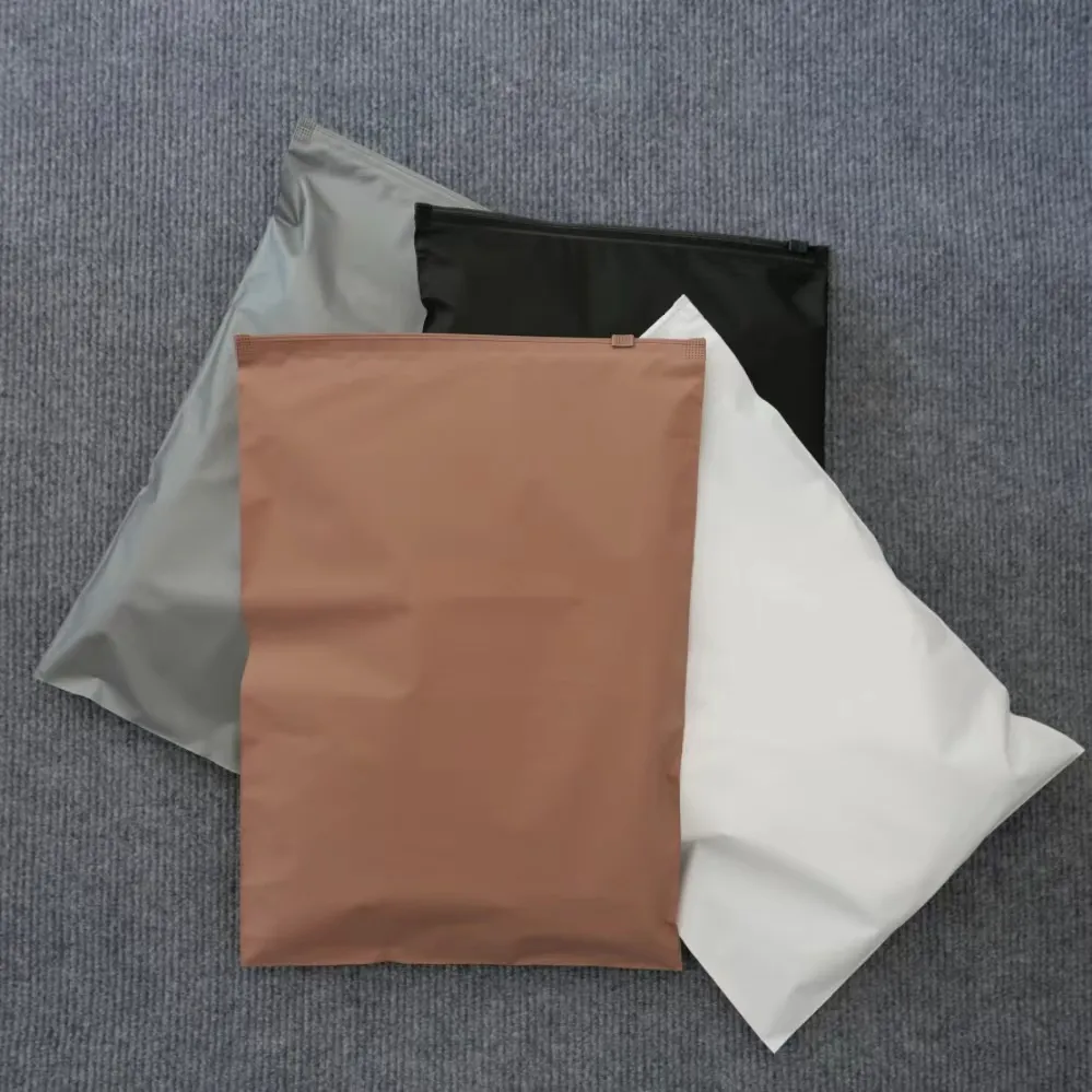 Bolsas de plástico esmeriladas personalizadas con cremallera, embalaje de camiseta impreso con logotipo para almacenamiento de ropa