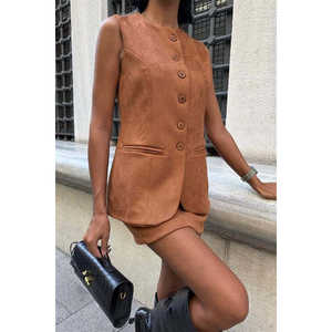 Conjunto de Chaleco y Minifalda de Gamuza Sobe para Mujer, Sin Mangas, Estilo Normcore, Minimalista, Ecológico, Color Camel, Forrado, 9998 - Product Image 3