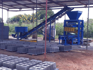 Machine à Briques la Plus Populaire QT4-24 pour la Fabrication de Blocs de Béton, Produit des Briques Creuses de 6 et 9 Pouces au Nigeria - Product Image 4