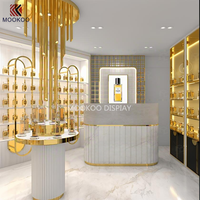 Étagère à parfums avec accents dorés, présentoir élégant