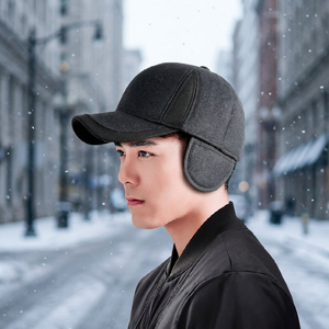 Bonnet en laine avec cache-oreilles, masque intégré et design élégant - Product Image 2