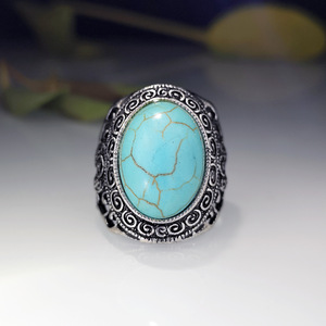 Anello Vintage con Fiori Intagliati, Anello Statement in Stile Retrò per Donne, Accessorio da Dito in Stile Verde - Product Image 4