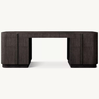Bureau de direction élégant et moderne en chêne clair cannelé, 4 tiroirs sans poignées, coins arrondis, base sur socle, pour bureau à domicile, personnalisable OEM
