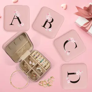 PU Leather Travel Jewelry Box com letra maiúscula e rosa, presentes de dama de honra Presentes de aniversário para meninas e mulheres