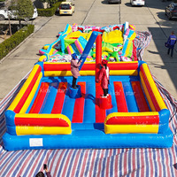 Aire de jeux gonflable géante pour toute la famille avec château gonflable et trampoline pour carnaval scolaire et journée sportive
