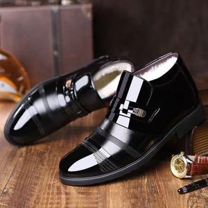 Chaussures décontractées pour hommes en cuir verni, style business, doublure en polaire chaude, style One Kick, bottes d'hiver noires - Product Image 1