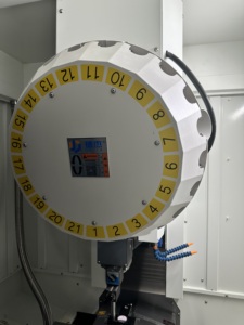 Máquina de Perforación y Roscado T600L con Cargador de 21 Herramientas y Área de Trabajo de 700x420mm para Producción en Fábrica de Piezas de Carcasas Electrónicas - Product Image 4