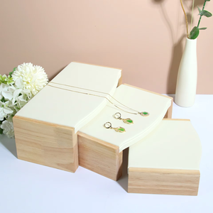 ชั้นวางเครื่องประดับไม้วอลนัท 3 ชั้น พร้อมพื้นผิวโค้งบุผ้าลินิน - Product Image 5