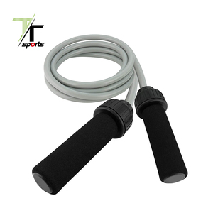 <span class=keywords><strong>Corde</strong></span> à <span class=keywords><strong>sauter</strong></span> lestée en PVC épais avec longueur réglable pour la maison, la salle de sport, l'entraînement athlétique et la combustion des <span class=keywords><strong>calories</strong></span> - Product Image 3